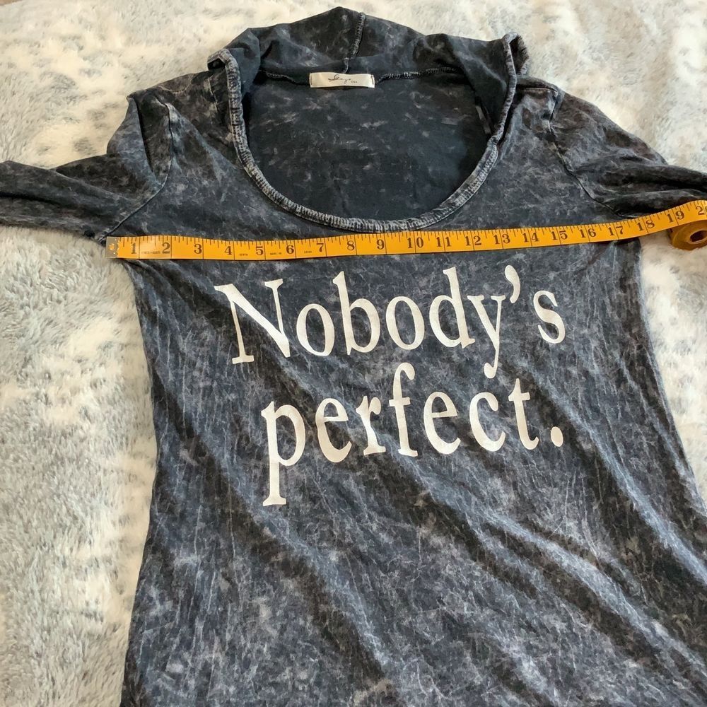 Gaze T-shirt Hoodie, Distressed‎ Black Nobody's Perfect size XS